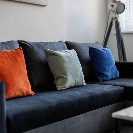 2 Bedroom House-Driveway - Bournemouth Hospital - Long Stay Discounts - Lima Apartments Ltd المظهر الخارجي الصورة