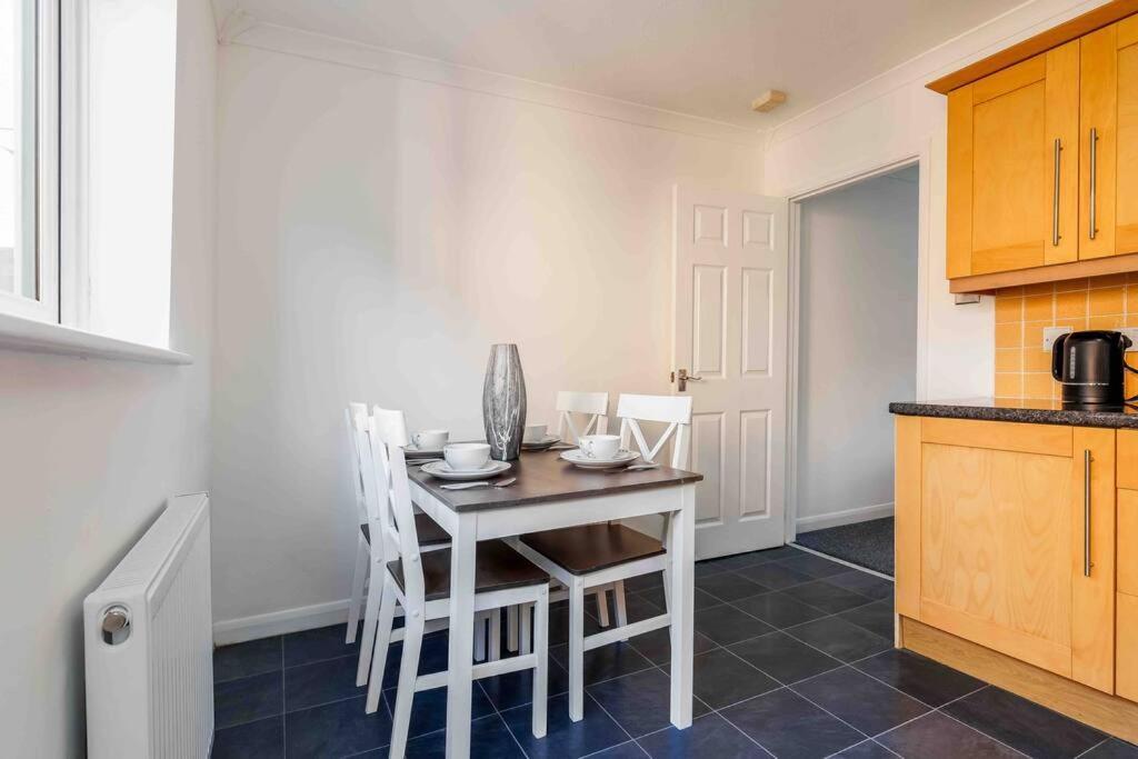 2 Bedroom House-Driveway - Bournemouth Hospital - Long Stay Discounts - Lima Apartments Ltd المظهر الخارجي الصورة
