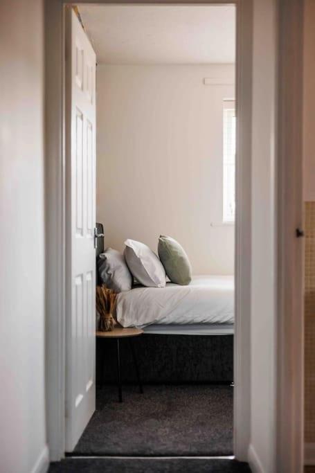 2 Bedroom House-Driveway - Bournemouth Hospital - Long Stay Discounts - Lima Apartments Ltd المظهر الخارجي الصورة