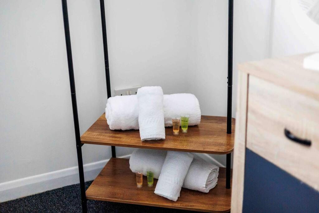 2 Bedroom House-Driveway - Bournemouth Hospital - Long Stay Discounts - Lima Apartments Ltd المظهر الخارجي الصورة
