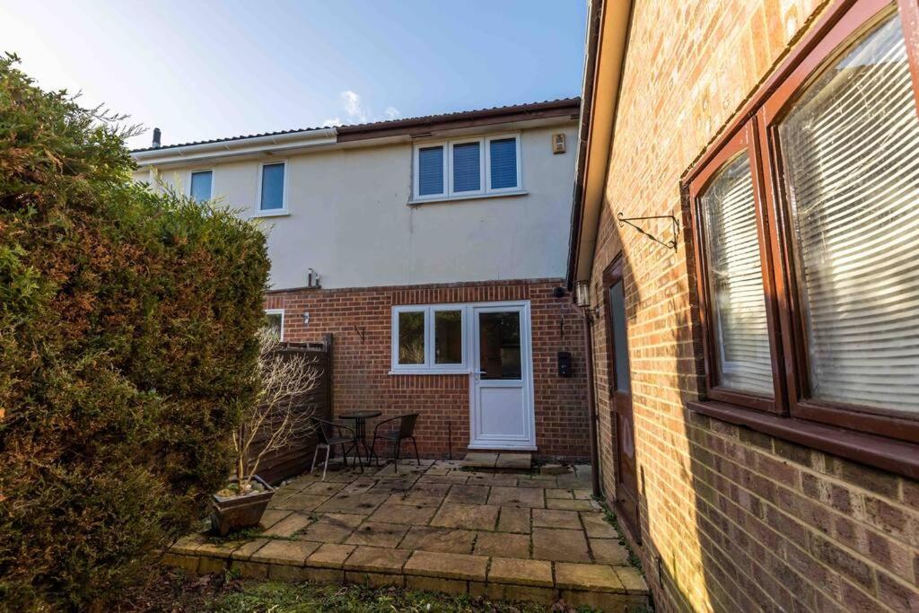2 Bedroom House-Driveway - Bournemouth Hospital - Long Stay Discounts - Lima Apartments Ltd المظهر الخارجي الصورة