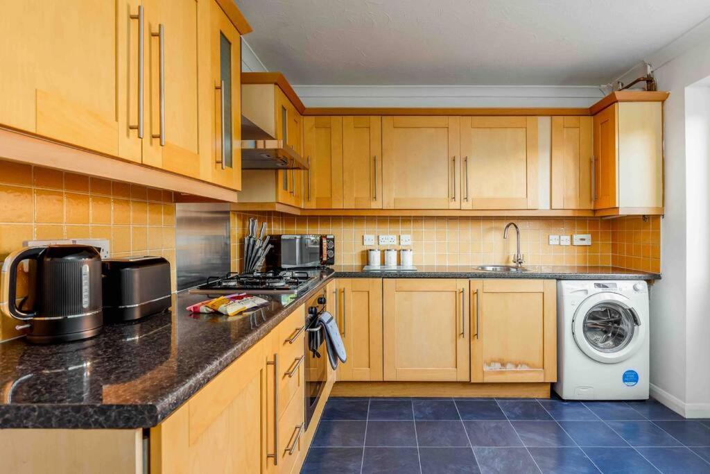2 Bedroom House-Driveway - Bournemouth Hospital - Long Stay Discounts - Lima Apartments Ltd المظهر الخارجي الصورة