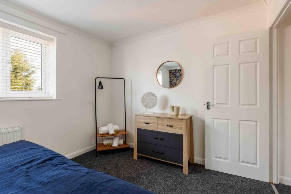 2 Bedroom House-Driveway - Bournemouth Hospital - Long Stay Discounts - Lima Apartments Ltd المظهر الخارجي الصورة