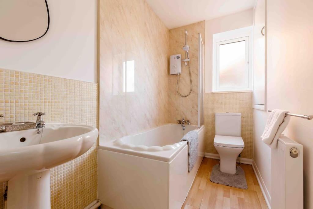 2 Bedroom House-Driveway - Bournemouth Hospital - Long Stay Discounts - Lima Apartments Ltd المظهر الخارجي الصورة