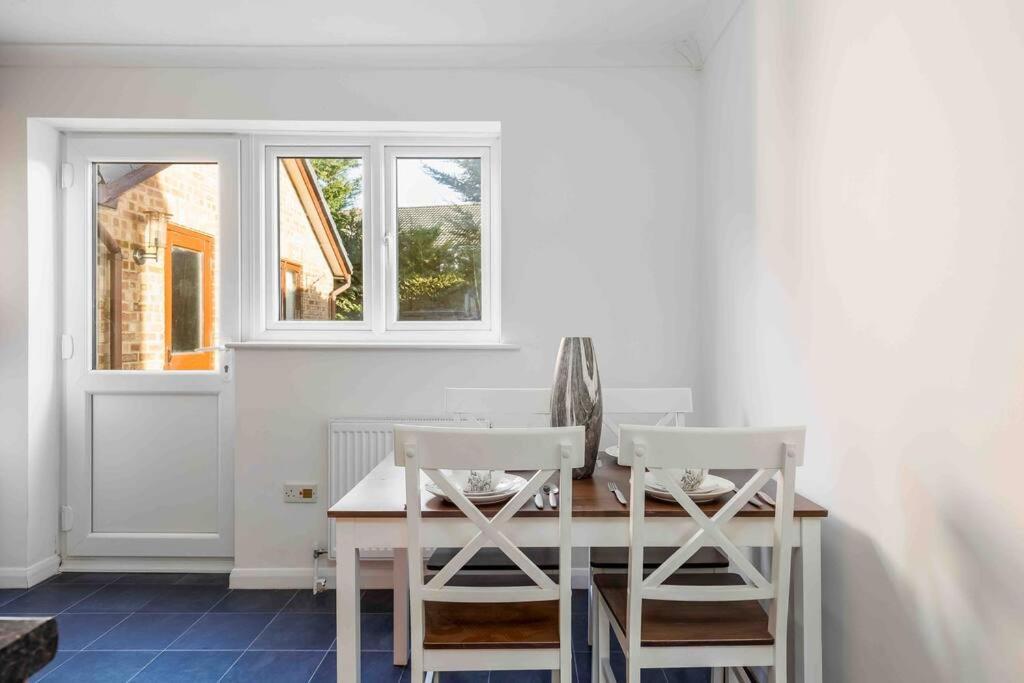 2 Bedroom House-Driveway - Bournemouth Hospital - Long Stay Discounts - Lima Apartments Ltd المظهر الخارجي الصورة