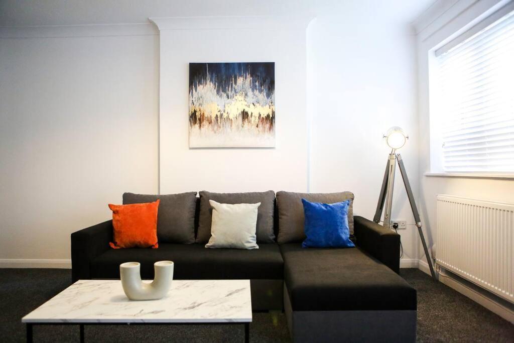2 Bedroom House-Driveway - Bournemouth Hospital - Long Stay Discounts - Lima Apartments Ltd المظهر الخارجي الصورة